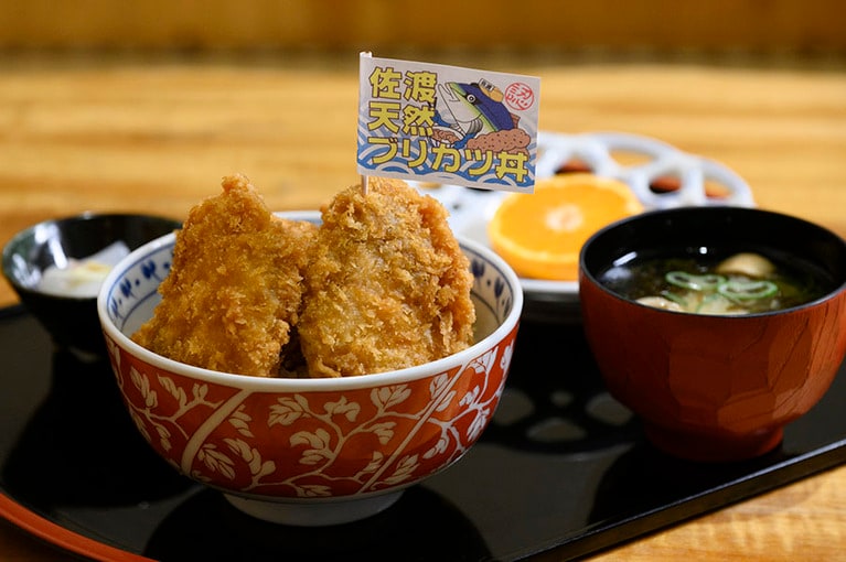 元祖 佐渡市公認の旗が目印！「佐渡天然ブリカツ丼定食（5枚）」1,450円。