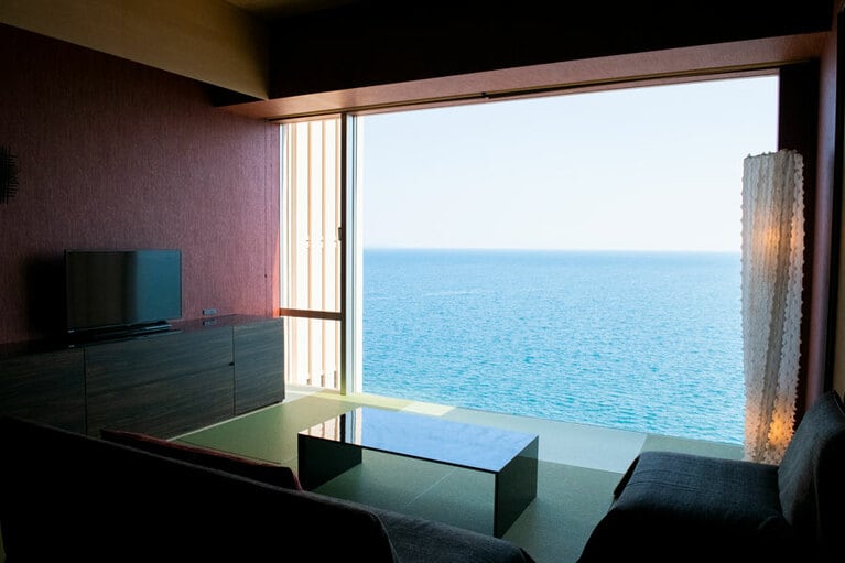 チェックインは客室にて。ピクチャーウインドウに切り取られた絶景を眺めながら。