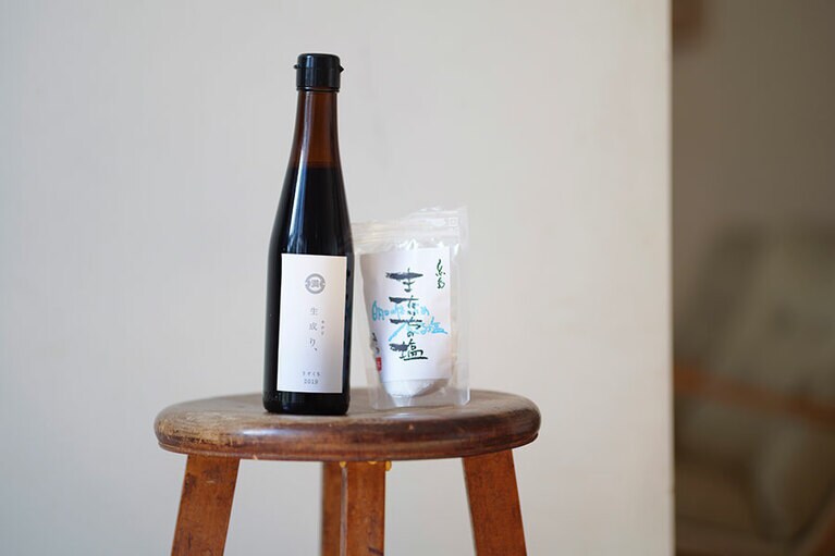 糸島の食材を引き立てる、糸島の調味料。新三郎商店の「またいちの塩」と、ミツル醤油の「生成り」はキッチンに欠かせない。