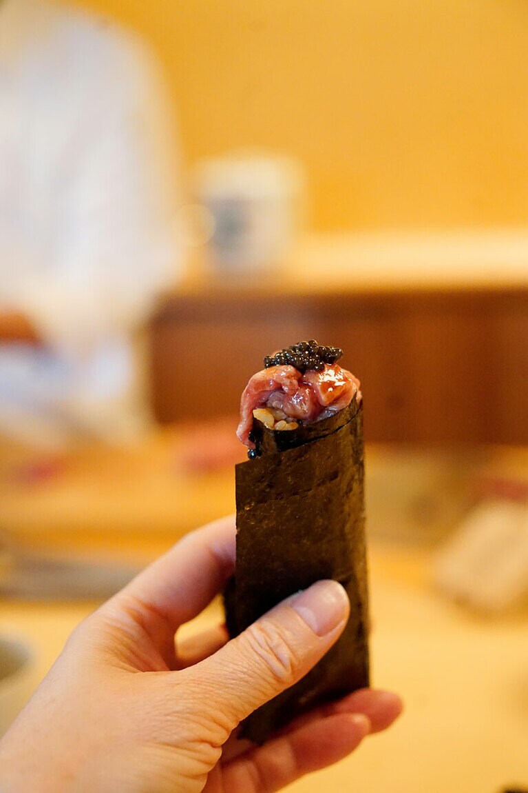 白馬のA5和牛とマグロに、ウニ、カワハギのキモを和えて手巻きに。よくばりな高級食材が口中で相乗効果でさらに美味しくなるマジックだ。