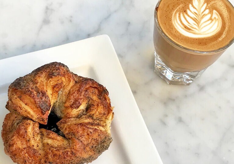 よくオーダーするアイスラテと黒ごまのクイニーアマン。