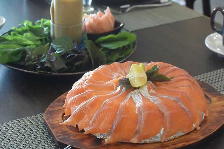 ライスペーパーにニジマスと野菜を一緒にくるんでいただく春巻き。