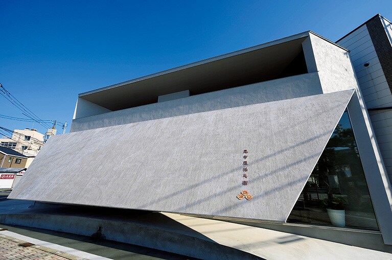 石造りのひさしが印象的。