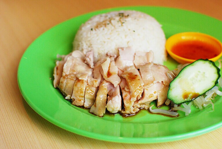人気No.1は「マレーシア鶏飯(蒸しタイプ)」。ランチ 550円、ディナー 650円。平日のランチタイムは、このチキンライス目当てのお客さんで行列ができる。