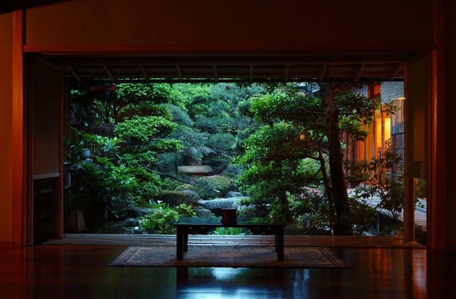 風情ある日本庭園を望む、西村屋本館のロビー。