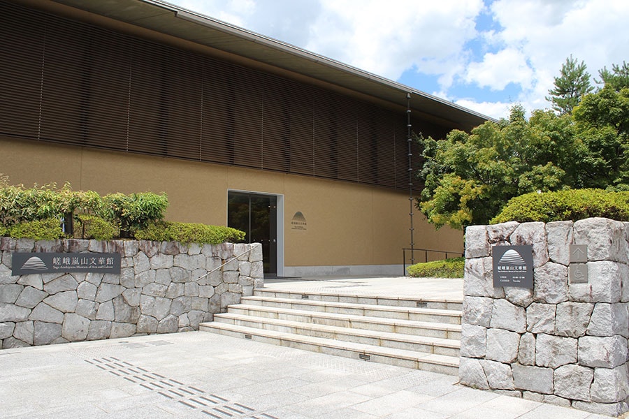 「小倉百人一首殿堂 時雨殿」がリニューアルし、2018年11月に「嵯峨嵐山文華館」としてオープン。