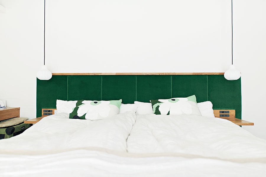 グリーンの張地が印象的なベッド。両脇に吊るしているのはフランゼンの「スノーベルペンダント」。