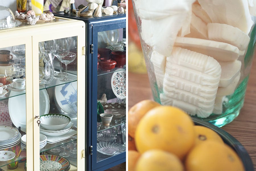 左：拾った石や貝を並べた棚は「IKEA」で。手前に岩野さんの、奥のブルーの棚には按田さんの器類が。 
右：お店で使った後の油で石けんを手作り。これで食器も洗う。マンダリンは大家さんからいただいたもの。