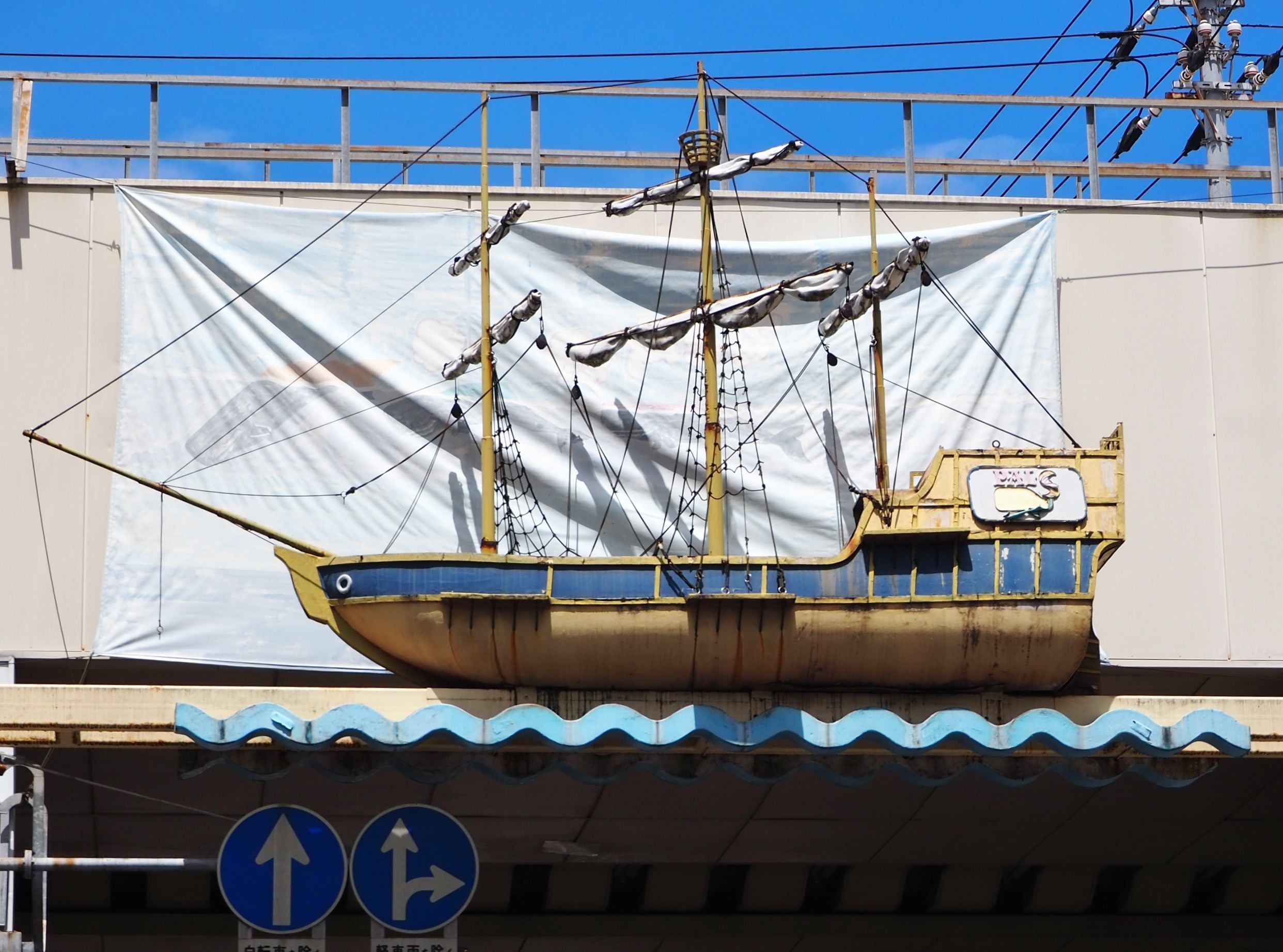 「パルス通り」に飾られた船のオブジェ