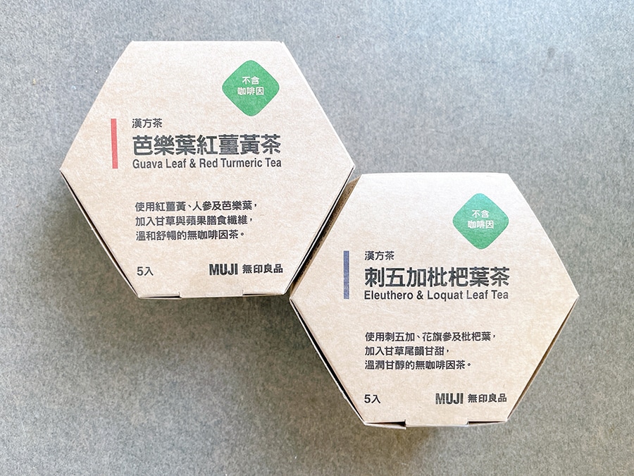 六角形の箱は、漢方薬局などで用いられる紙包みの形をモチーフにしています。