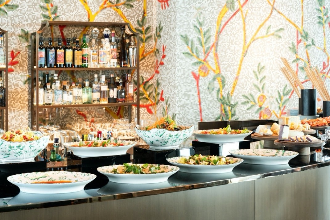 前菜とデザートはブッフェスタイルで。