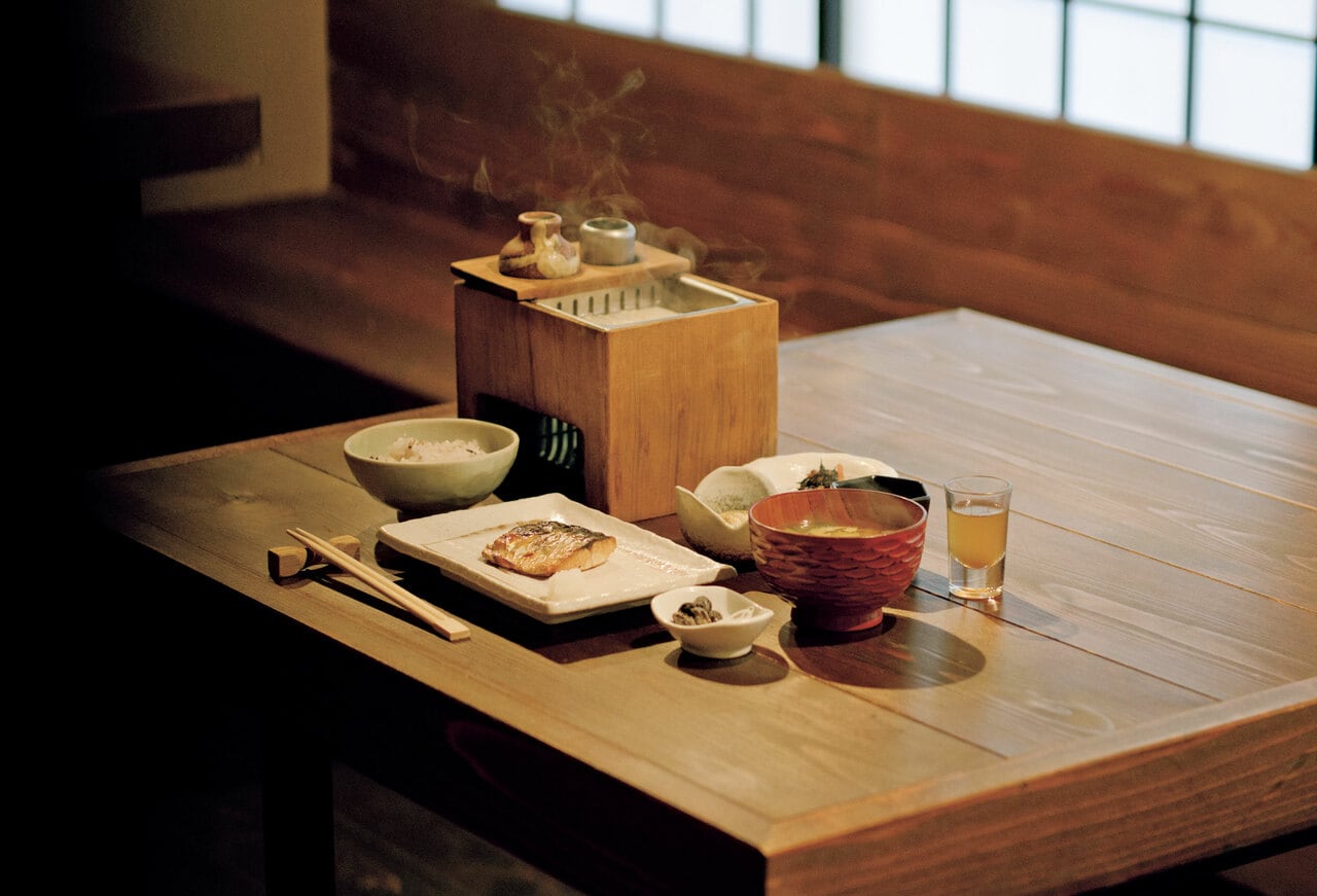 朝食は黒米ともち麦の入ったご飯、野菜の味噌汁、焼き魚、湯豆腐など350kcal未満。朝採れのハーブティーも。