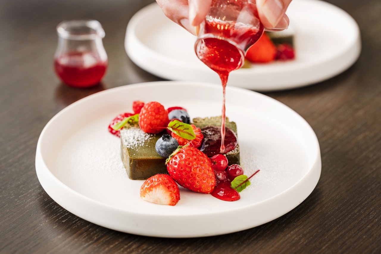 スペシャリテ「とろける抹茶テリーヌショコラ」は、火入れの温度や時間を調整し、“とろける生食感”にこだわったひと皿。抹茶テリーヌショコラにアクセントとして甘酸っぱいいちごとベリーを贅沢に添えられている。さらに桜とベリーのソースで、味変も楽しめる。