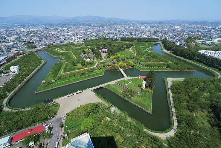 五稜郭タワーの展望台から五稜郭公園が見下ろせる。