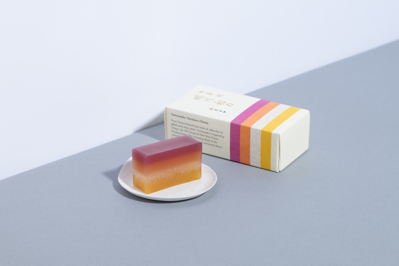 御題羊羹「明け初め」中形 2,160円。