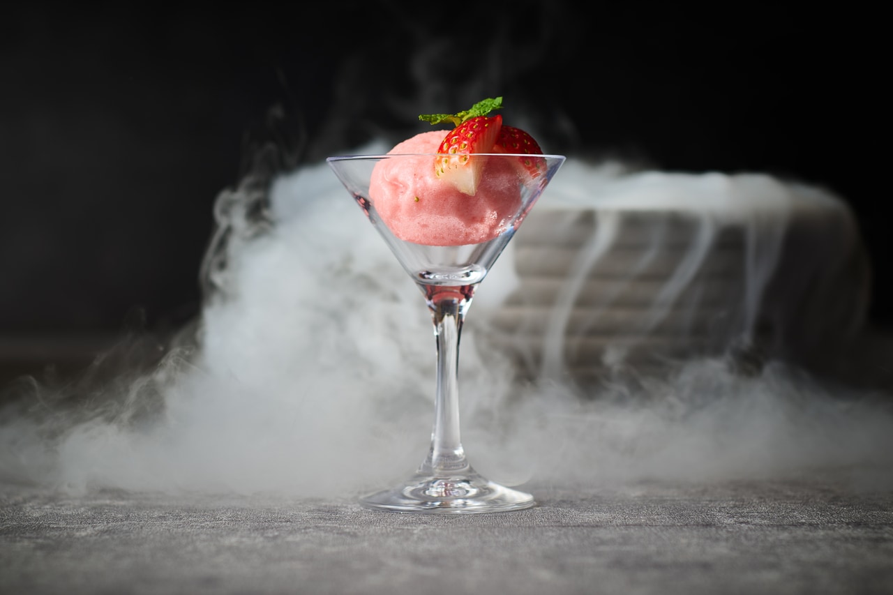 注文を受けてから液体窒素を使用して作る、ライブスイーツのひとつ「イチゴソルベ」のイメージ。