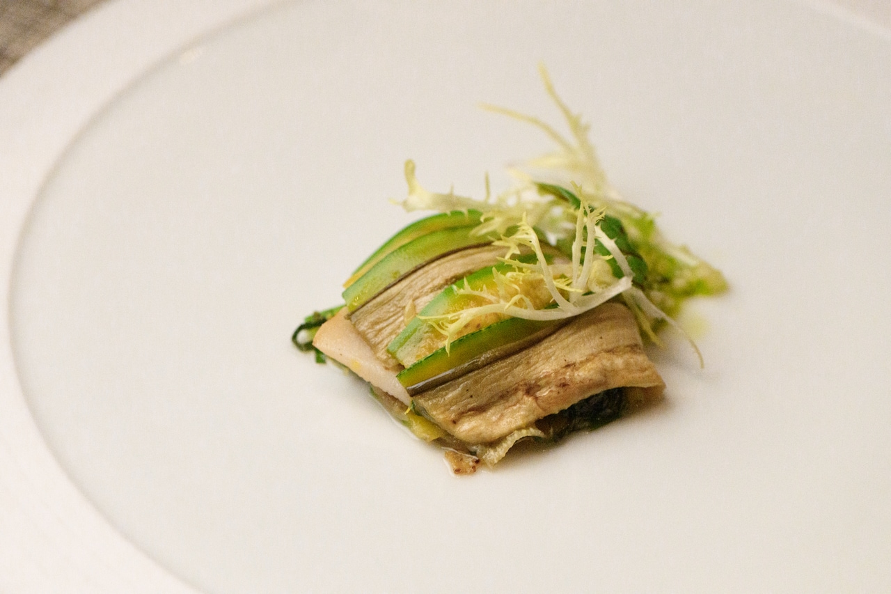 ミル貝をきゅうりやなす、ズッキーニなど夏野菜でサンドし、えごま、唐辛子を合わせ、りんごソースでまとめた一皿。みずみずしい香りと貝の旨みが静かに広がります。