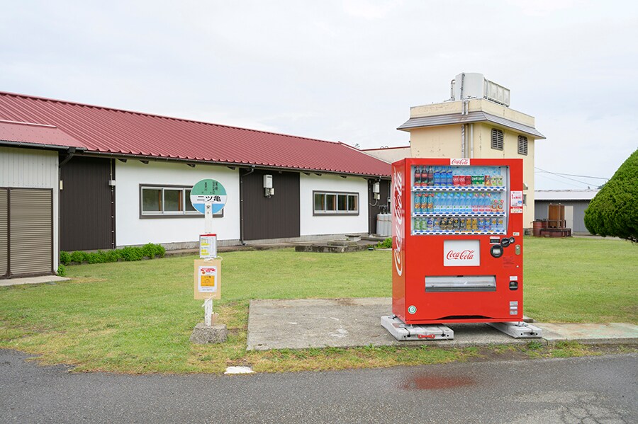 「二ツ亀」のバス停は、「SADO二ツ亀ビューホテル」の駐車場エリアに。