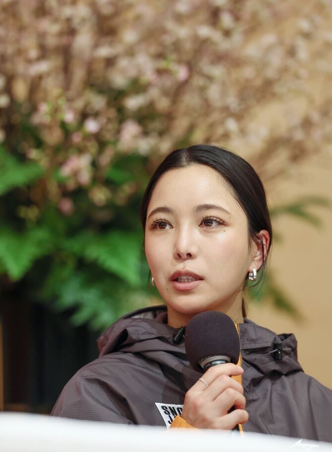 2026年1月、ノルディックスキー・ジャンプ女子のＷ杯蔵王大会の前日会見。「パーソナルカラーはおそらくウィンターかオータム。濃い色の方が似合う方なので、黒髪にしたことでより透明感が出て大人っぽくみえます」（美容クリエイター・渡辺茉優子さん）　©時事通信社