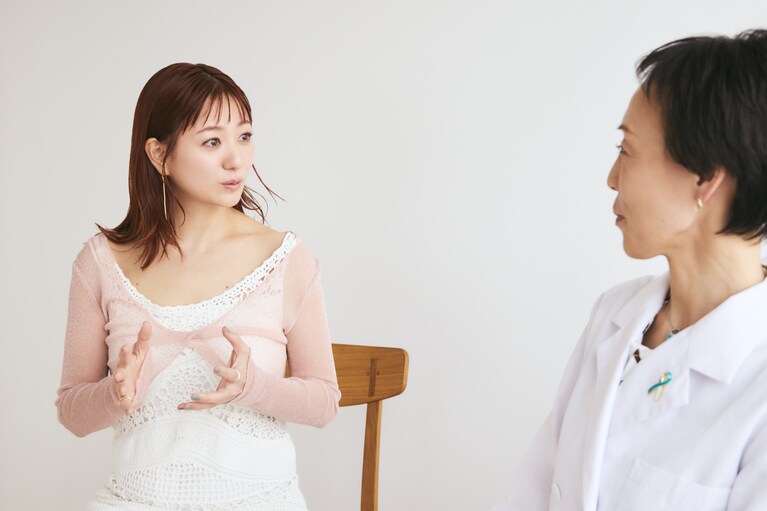 伊藤千晃さんと清水なほみ先生。