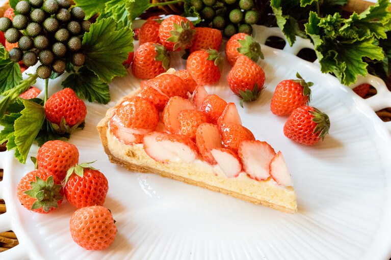 「静岡県産 “桃薫(とうくん)”のタルト」piece 1,188円／whole(25cm)11,880円。