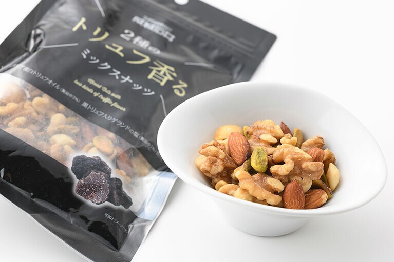 成城石井 2種のトリュフ香るミックスナッツ 600円(90g入り)。