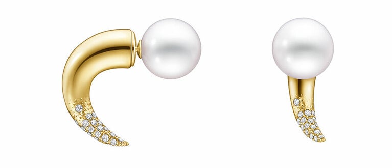 デインジャーホーン ダイヤモンド パヴェ イヤリング（YG／南洋真珠／ダイヤモンド）1,496,000円。