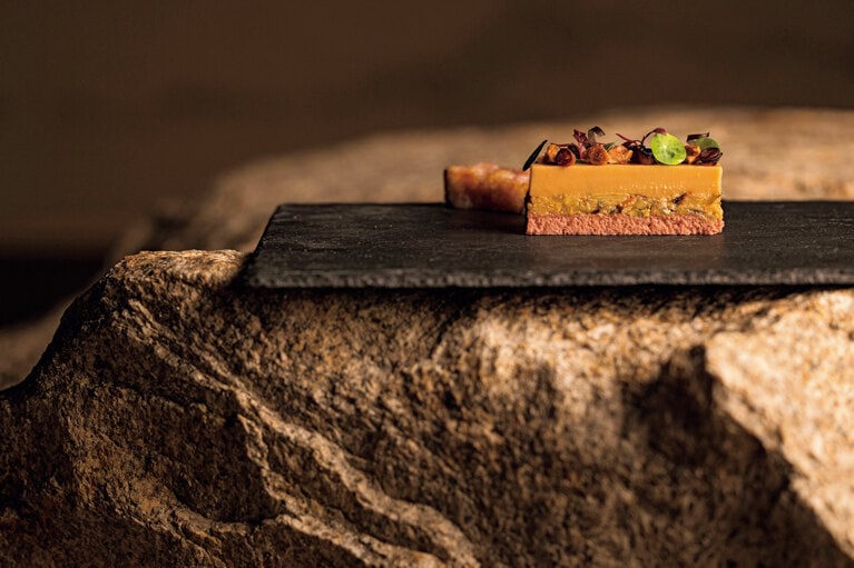 メインダイニング「もう作られなくなった日本の家庭料理」秋限定メニューより。兵庫：鍛冶職人が暑気払いで食したとされる「鍛冶屋鍋」をテリーヌに。粒感が残る程度に刻んだ茄子と柔らかく煮た蛸を重ね、食感の違いを楽しむ。