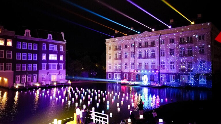 水面に浮かぶランタンで光が立体的に。