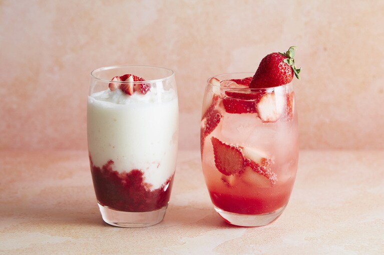 左：ストロベリーヨーグルトシェイク 750円、右：フレッシュストロベリーのソーダ 800円。