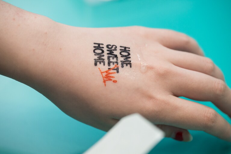 水で簡単につけられるシールタイプ。