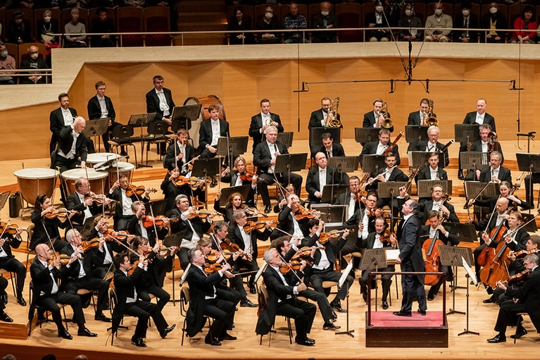 弓を高らかに上げて。第4楽章のフィナーレへ向けて熱量も最高潮に。Koji Iida＠Suntory Hall