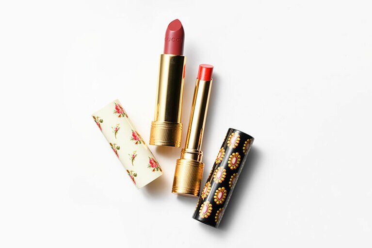 左：ルージュ ア レーヴル ヴォワル 213　6,050円 
右：ルージュ ドゥ ボーテ ブリアン 23　6,050円／ともにグッチ ビューティ