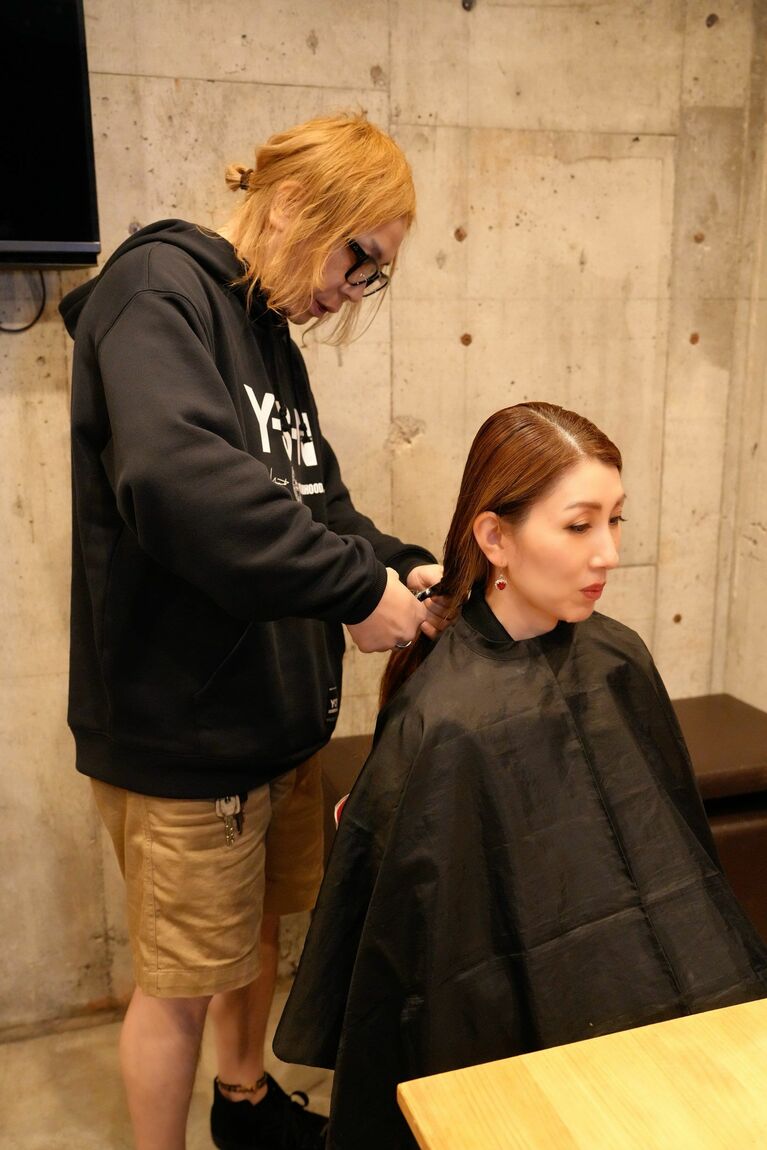抗がん剤治療を前に行った「断髪式」の様子。切ってくれたのは背中を押してくれたベースのNAOKIさん　本人Xより