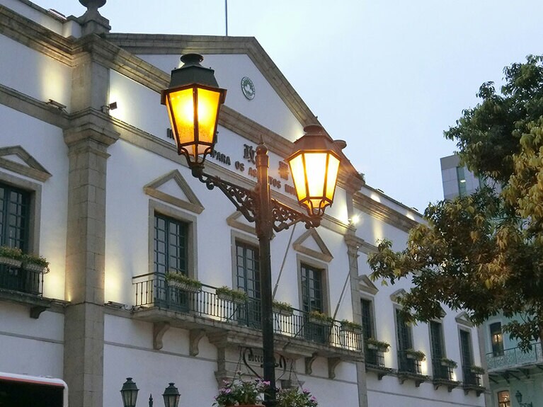 中心地にある「民政総署」。夕暮れ時はノスタルジックな雰囲気に。