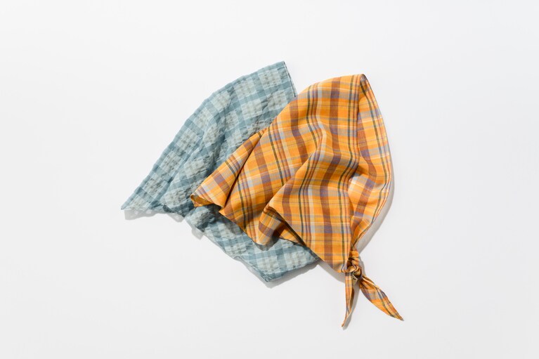 アカット“トライアングル スカーフ”／5,500円。