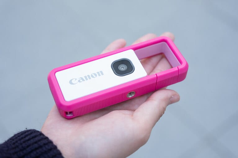 本体サイズは幅約110.5×奥行き18.5×高さ45.2ミリと、手のひらサイズでポケットに収納できて携帯性抜群！