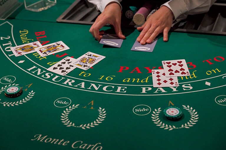 カードやルーレットなどを楽しめる遊戯カジノコーナー（有料）。