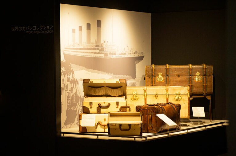 19～20世紀に製造された、船旅用の大きなトランク。本革製の高級そうなものばかり。