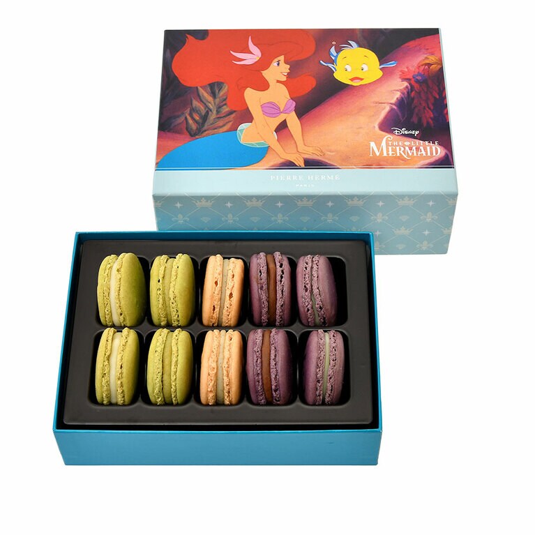 2022年9月15日お届け予定。海の中をたゆたうアリエルとフランダーのイラスト。© Disney