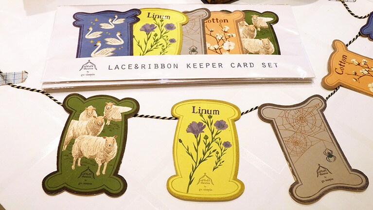 糸で結び付けて壁に飾るのもグッド。