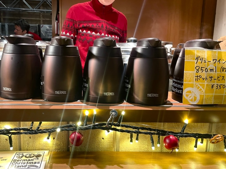 「German Christmas Stand（ジャーマン クリスマス スタンド）」のグリューワインのポットサービス。1ポットは850mL（約6人分）で3,500円。