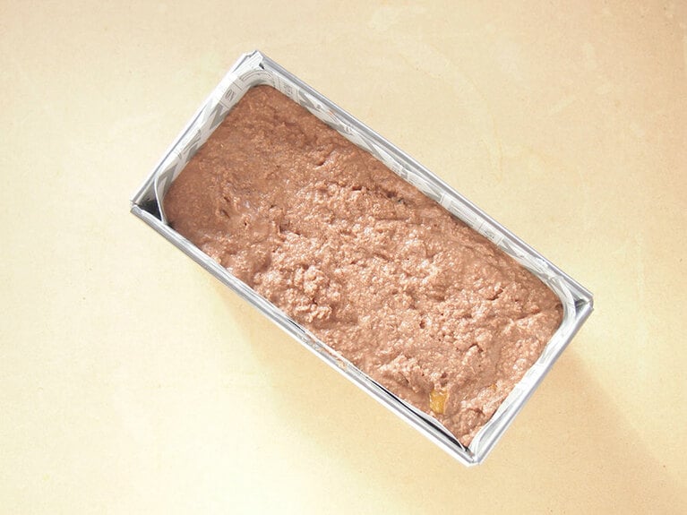 (5) パウンド型にクッキングシートを敷き、(4)の生地を入れます。170度に温めたオーブンで40分ほど焼きます。