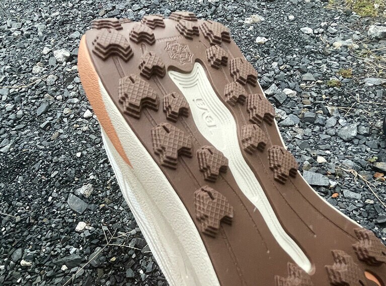 この3層のラグがグリップ力を発揮。