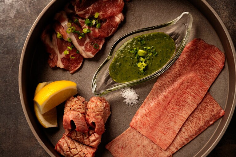 定山渓精肉店の夕食は、焼肉コース「六段」の1種のみ。肉は量り売りで追加注文可能。時間は遅いチェックインにも対応できるよう18:00～19:30、20:00～24:00(L.O. 23:00)の2部制。