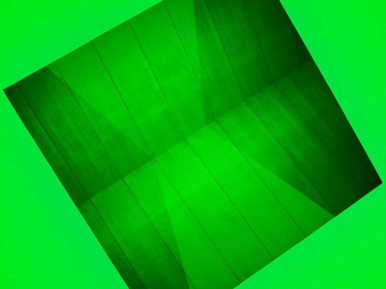 「 研ぎ澄ます、雪の妻有」 ⼭本 茜  「見上げれば」 天井を見上げると、雪とはまたひと味違う幻想的な風景。