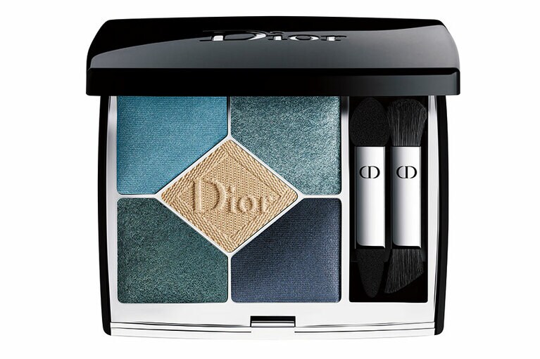 ランウェイルックからインスパイアされたアイシャドウ。モード感あふれるブルーはジーンズをイメージ。サンク クルール クチュール 279 7,600円／パルファン・クリスチャン・ディオール