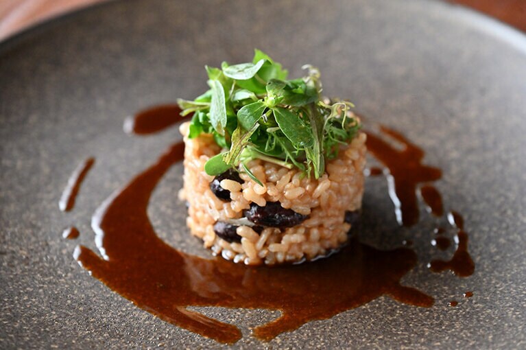 丹波の黒豆入り玄米リゾット。伊根の野草を添えて。