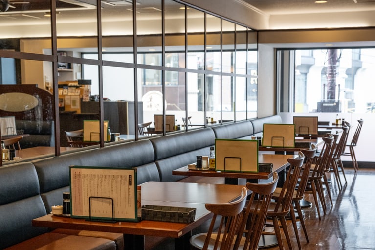 シックでモダンなダイナー風のインテリア。