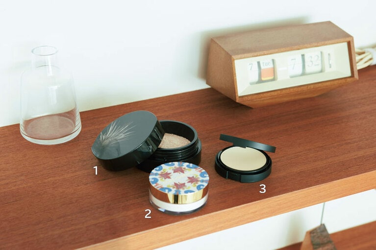 1：粉雪のようにしっとり溶け込み、光の反射で肌を明るく見せる。B.A フィニッシングパウダー 16g 13,200円(ケース込み)／ポーラ 
2：ベタつきやすい肌もさらさらに仕上げ、メイクを固定。ドルチェ＆ガッバーナ ソーラーグロウ トランスルーセント ルースセッティングパウダー 全2色 各10g 5,940円／ドルチェ＆ガッバーナ ビューティ 
3：わずか12種の成分でできたクリーンなパウダー。サラッと軽い仕上がりで、持ち運びにも便利なプレストタイプ。オリジナル ミネラルベール プレスト パウダー 全3色 各9g 4,400円／ベアミネラル